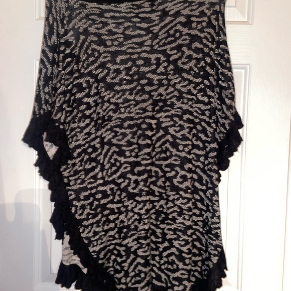 Joseph A Houndstooth Turtleneck Poncho - Picture 5 of 5